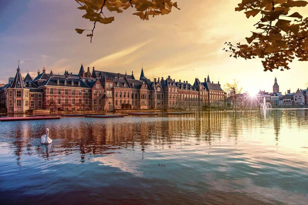 Essentiële Tips voor je Bezoek aan Den Haag: Vervoer, Bezienswaardigheden en Eten