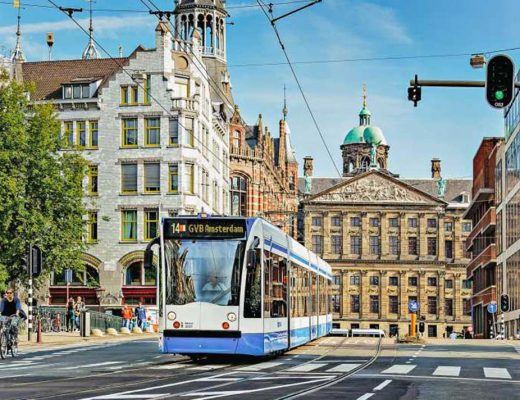 Almere Verkennen: Van Openbaar Vervoer tot Culinaire Ervaringen en Toeristische Bezienswaardigheden