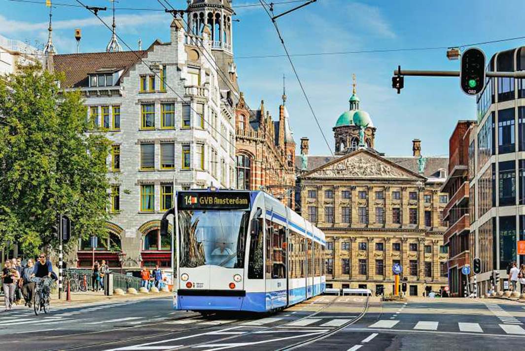 Almere Verkennen: Van Openbaar Vervoer tot Culinaire Ervaringen en Toeristische Bezienswaardigheden